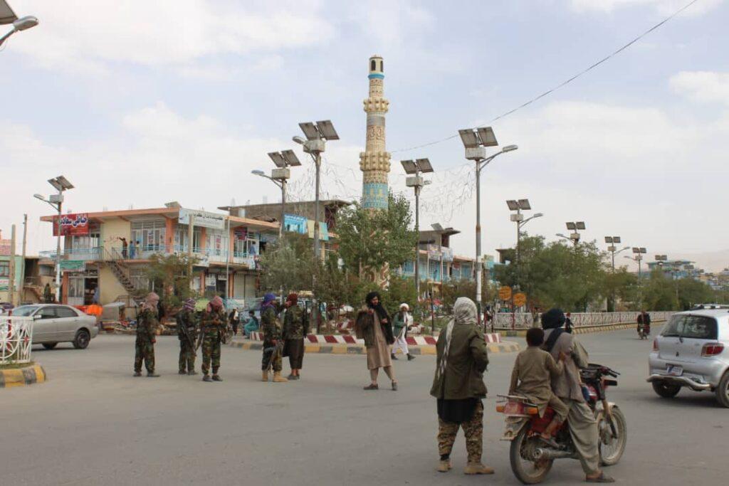 غور کې د یوې بهرنۍ موسسې ۲۱ کارکوونکي مسيحيت دين ته د تبليغ په تور نيول شوي