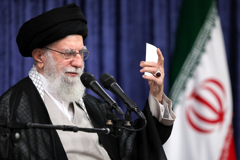 بریتانوي رسنۍ: خامنه اي له خپلې کورنۍ سره يو ځای مسکو ته د تېښتې پلان لري