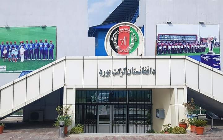 افغان کرکټ بورډ پر درې لوبغاړو سوداګریزو لیګونو کې د لوبېدو بنديز ولګاوه