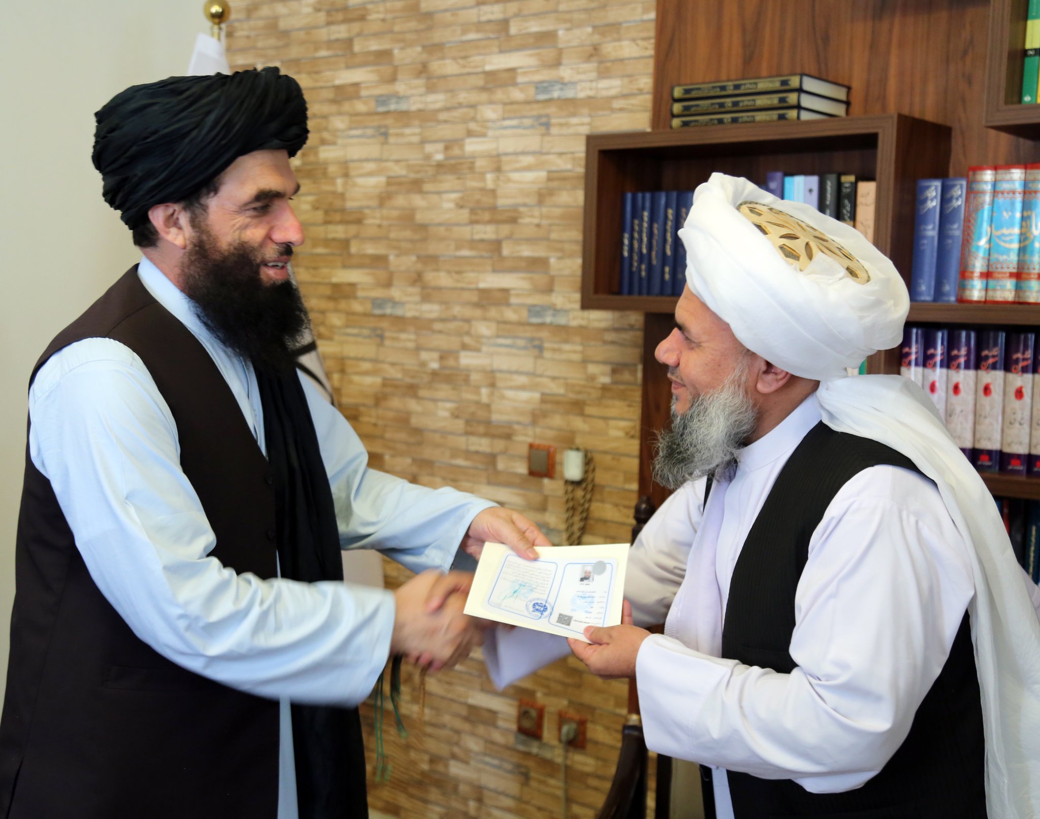 طالبانو د ملا تره خېل په ګډون ځينې پخوانيو وکیلانو ته د خوندیتوب کارتونه ورکړي