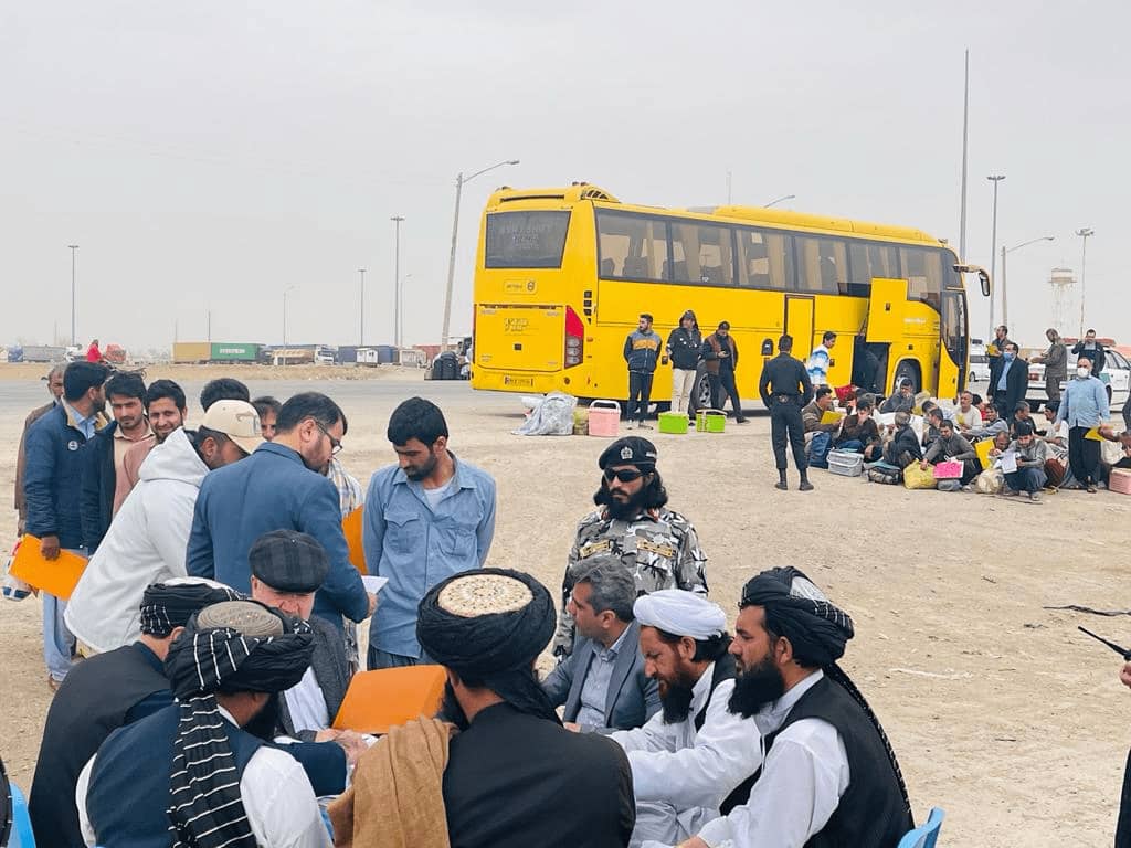 ایران تېرو دوه ورځو کې نږدې ۳۰۰ افغان زندانیان هېواد ته را اړولي