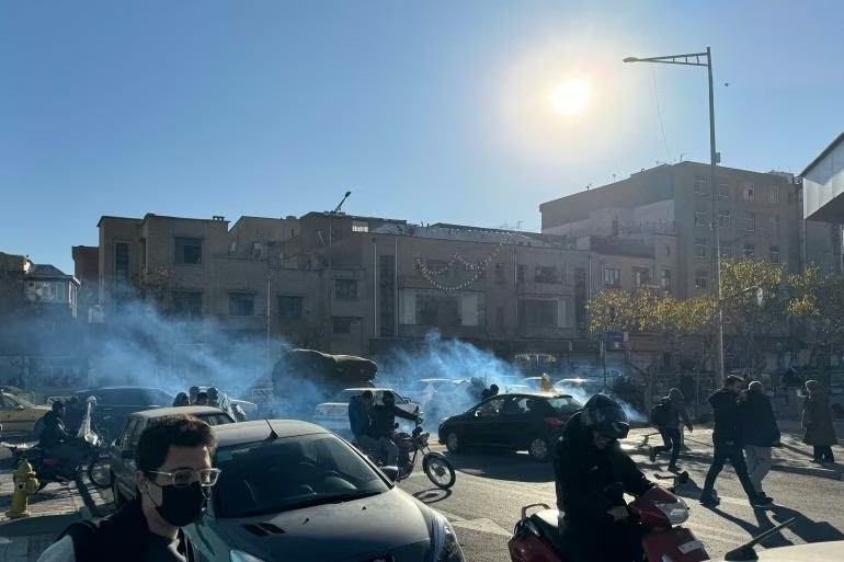 ایران کې د اقتصادي ستونزو ډېرېدل؛ لاریونونو کې لږ تر لږه شپږ کسان وژل شوي او ګڼ نور ټپیان دي