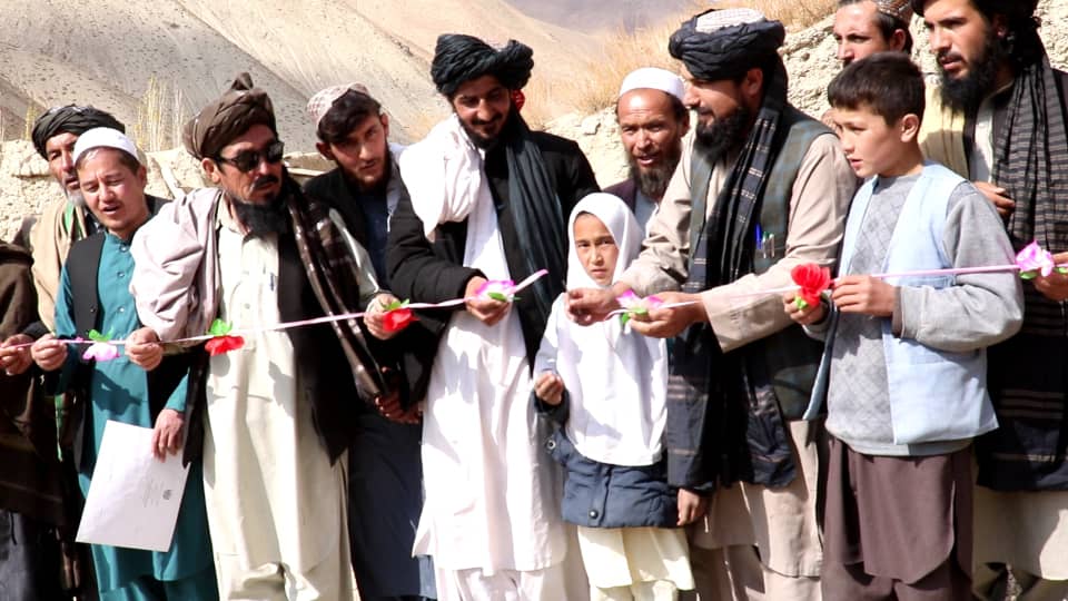 د دایکندي اوسېدونکي، په شخصي لګښت د یو ښوونځي لپاره ودانۍ جوړوي