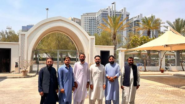 متحده عربي اماراتو کې د الکترونیکي تذکرو وېش پیلېدو لپاره ټیم ولېږل شو