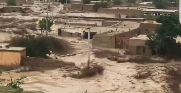سرپرست حکومت: له سېلاب ځپلو سره د مرستې لپاره له خپلو ټولو امکاناتو ګټه اخلو