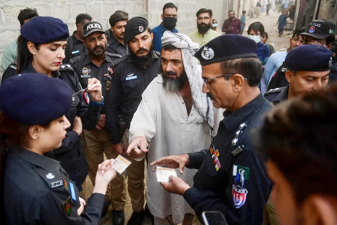 پاکستان: کارت لرونکي افغان کډوال هم د مارچ تر ۳۱‌مې نیټې پورې په زور باسو