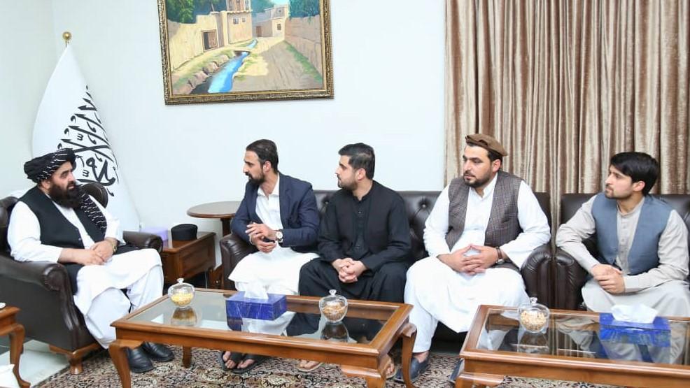 د ظاهر قدیر د کورنۍ غړو له امیر خان متقي سره لیدلي
