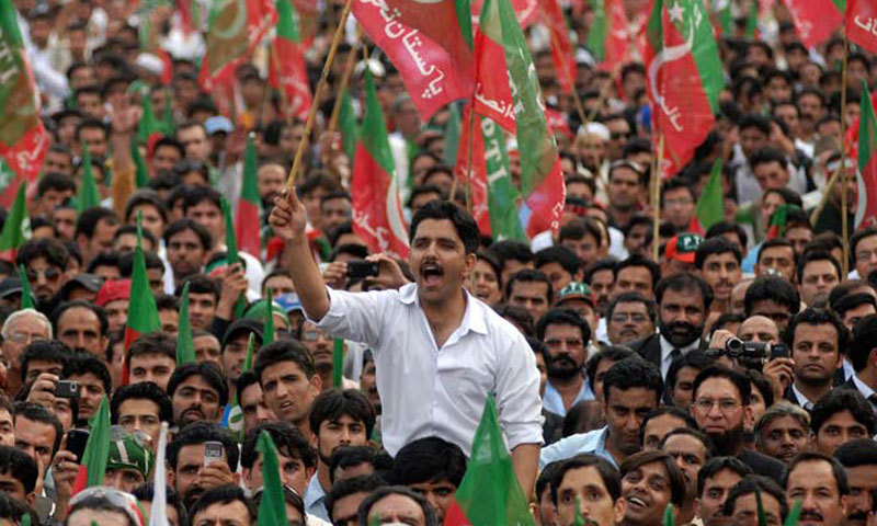 کراچۍ کې د عمران خان په ملاتړ پراخ لاریونونه روان دي