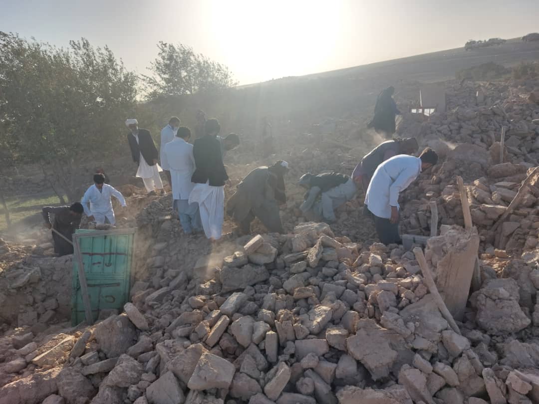 هرات کې د خاورو لاندې بند پاتې کسانو د راويستلو لړۍ اوس هم روانه ده