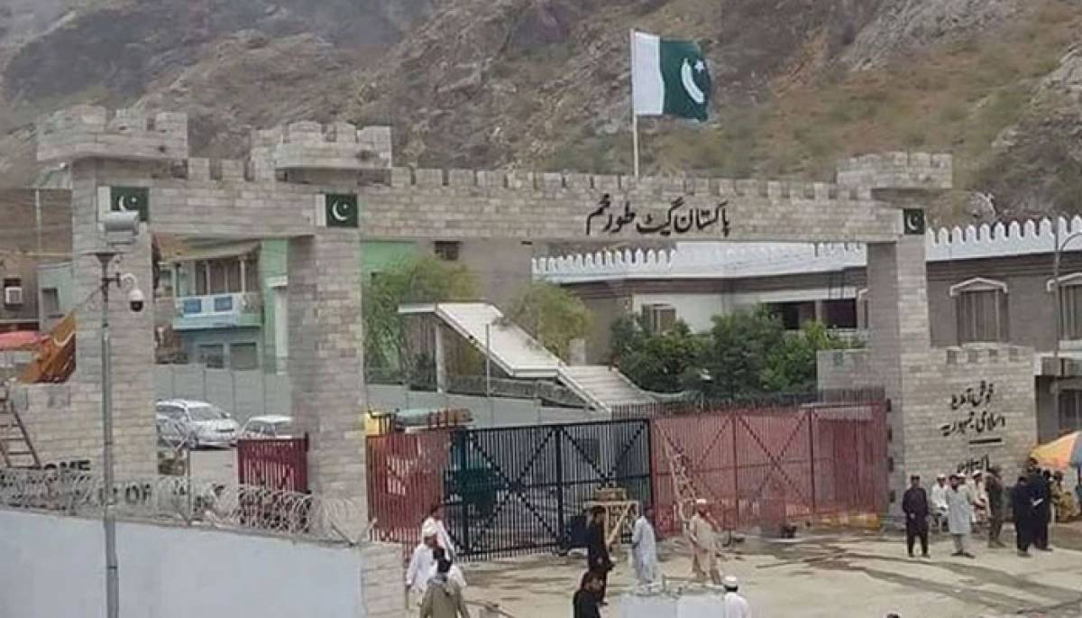 تورخم دروازه: له پاکستانه هره ورځ ۳۰۰ موټر افغانستان ته راځي؛ خو له افغانستانه یواځې ۳۰ موټرو ته د اوښتلو اجازه ورکول کېږي