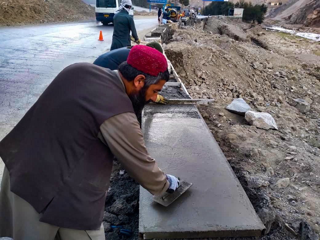 د کابل جلال آباد لويې لارې ويجاړې شوې برخې بېرته رغول کېږي