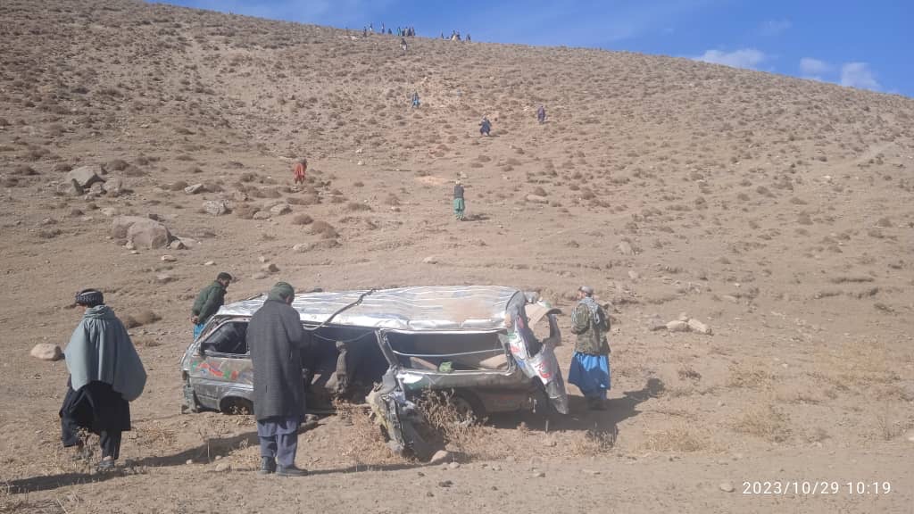 بادغیس کې د یو موټر د چپه کېدو پېښه کې ۱۳کسانو ته مرګ ژوبله اوښتې